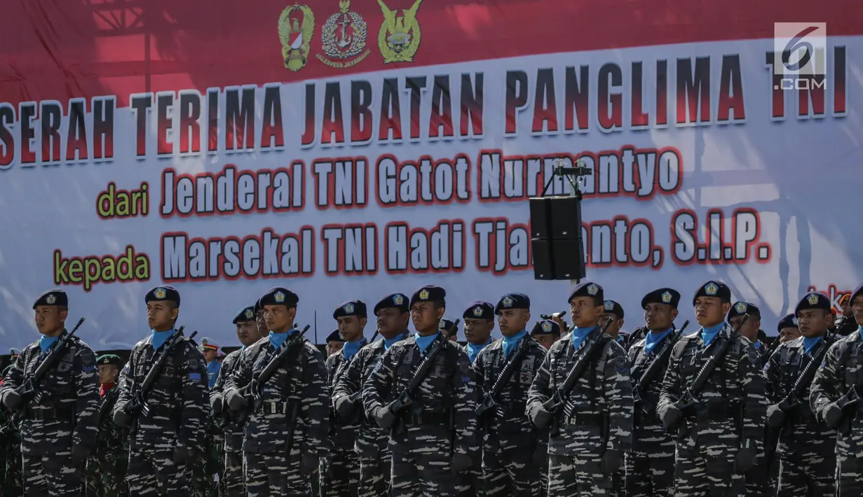 Sejumlah prajurit TNI mengikuti serah terima jabatan Panglima TNI di Mabes TNI Cilangkap, Jakarta, Sabtu (9/12). Jenderal TNI Gatot Nurmantyo resmi menyerahkan tongkat komando kepada Marsekal TNI Hadi Tjahjanto. (Liputan6.com/Faizal Fanani)