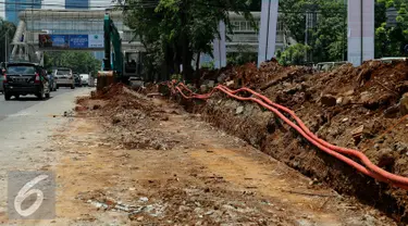 Sebuah alat berat saat melakukan pembangunan jalan di Jakarta, Senin (23/11). Dinas Bina Marga akan melakukan tes kualitas pembangun jalan pihak pengembang yang dikerjakan oleh kontraktor. (Liputan6.com/Yoppy Renato)