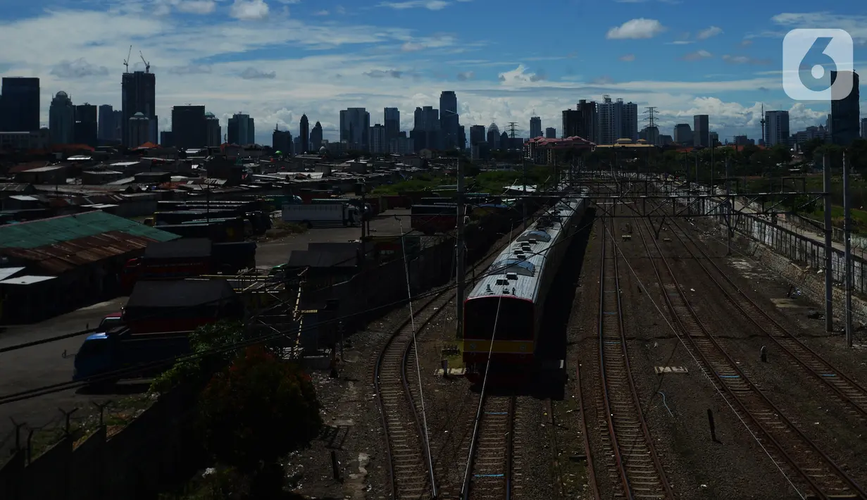 Kereta melintas saat cuaca cerah di kota Jakarta, Selasa (1/12/2020). Kota Jakarta dengan langit biru menambah keindahan hutan beton. BMKG bahwa kualitas udara Jakarta jadi baik dalam dua minggu ini, Jakarta mengalami hujan dengan intensitas tinggi disertai angin kencang. (merdeka.com/Imam Buhori)
