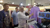 Mendag Zulkifli Hasan saat membeli produk-produk lokal di Pusat Grosir Cililitan (PGC) Jakarta Timur, Selasa (3/10).