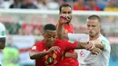 Pemain timnas Belgia, Youri Tielemans berebut bola dengan pemain Inggris, Eric Dier pada laga terakhir Grup G di Stadion Kaliningrad, Kamis (28/6). Belgia menutup fase grup Piala Dunia 2018 dengan kemenangan 1-0 atas Inggris. (AP/Czarek Sokolowski)