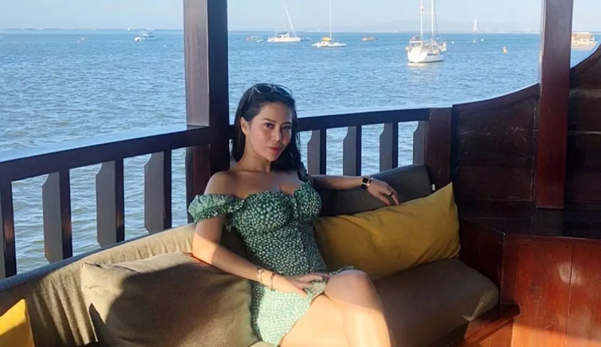 Beberapa waktu lalu melalui akun Instagramnya, Vicky terlihat tengah berlibur ke pulau Dewata. (Liputan6.com/IG/@vickyzainal24)