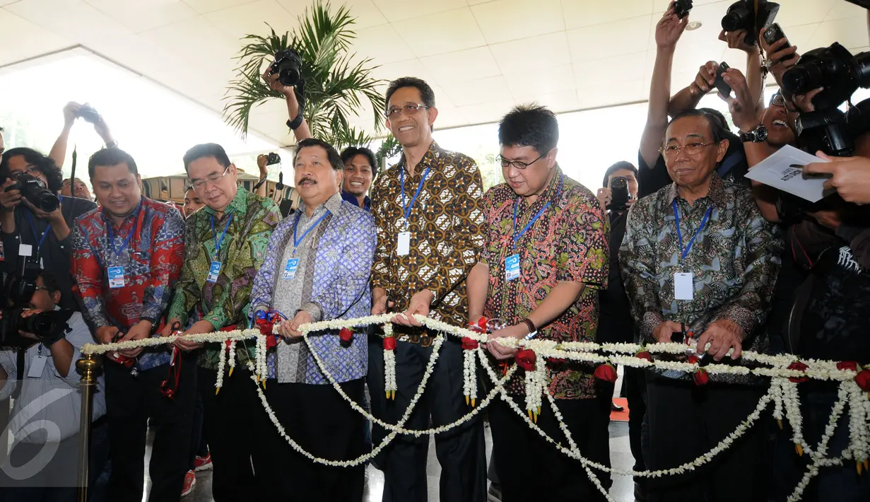 Dirjen Industri Logam, Mesin, Alat Transportasi dan Elektronika Kementrian Perindustrian, I Gusti Putu Suryawirawan (tengah) membuka Jakarta Auto Show 2015, Rabu (28/10/2015). Pameran berlangsung hingga 1 November 2015. (Liputan6.com/Helmi Fithriansyah)