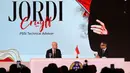 Jordi Cruyff saat ditanyakan oleh pembawa acara di atas panggung dalam acara perkenalan dirinya sebagai penasihat teknik PSSI di Hotel Mulia Senayan, Jakarta, Selasa (11/3/2025) sore. (Bola.com/Abdul Aziz)