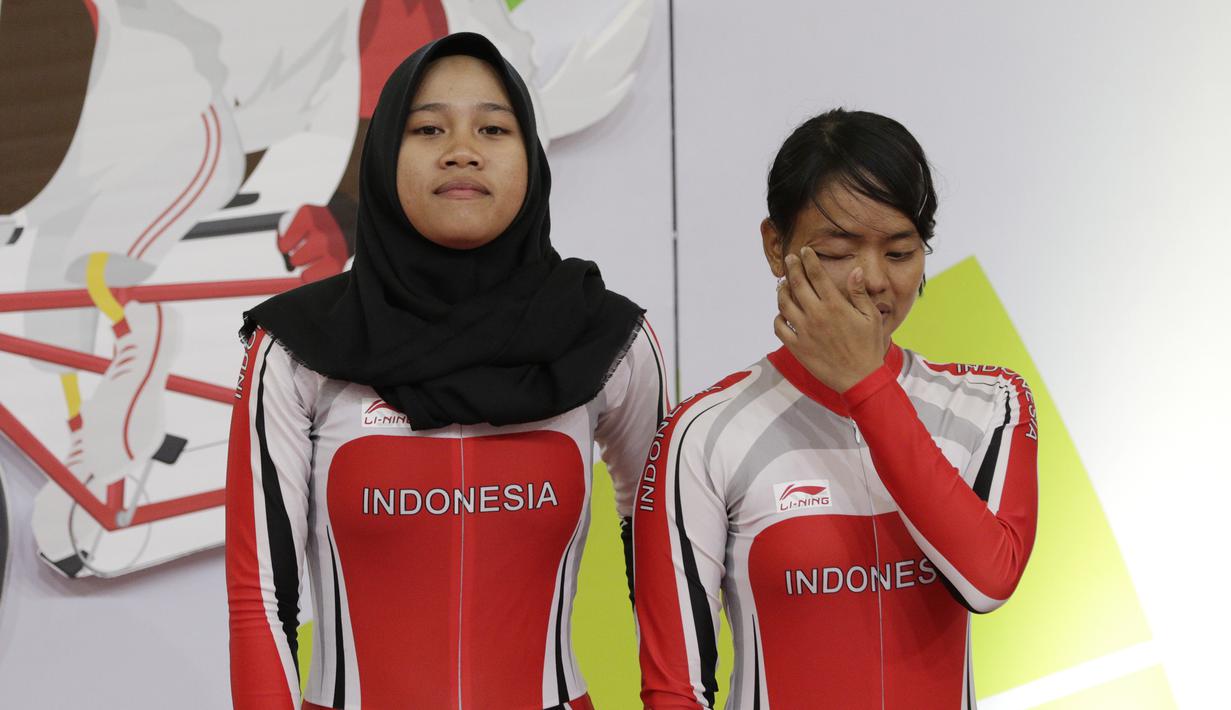 Pebalap sepeda Indonesia, Sri Sugiyanti dan Ni'mal Maghfiroh, saat pembagian medali pada Asian Para Games di Velodrome, Jakarta, Kamis (11/10/2018). Pasangan Indonesia ini meraih medali perak di nomor trek Individual Pursuit B putri. (Bola.com/M Iqbal Ich