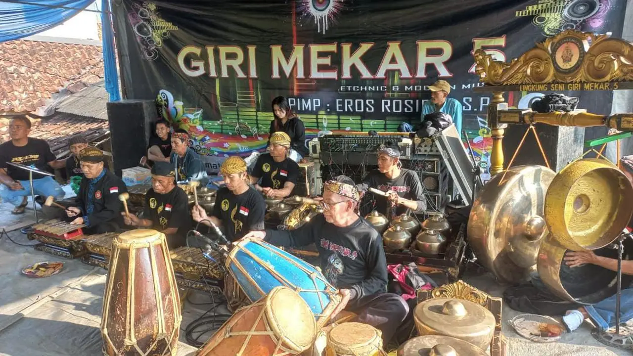 Ubhara Jaya memberikan pendampingan terhadap seniman lokal untuk tetap bertahan di tengah gempuran budaya asing. (Istimewa)