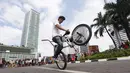 Sejumlah warga melihat secara langsung atraksi freestyle BMX saat car freeday, Jakarta, Minggu (14/12/2014) ( Liputan6.com/Faizal Fanani)
