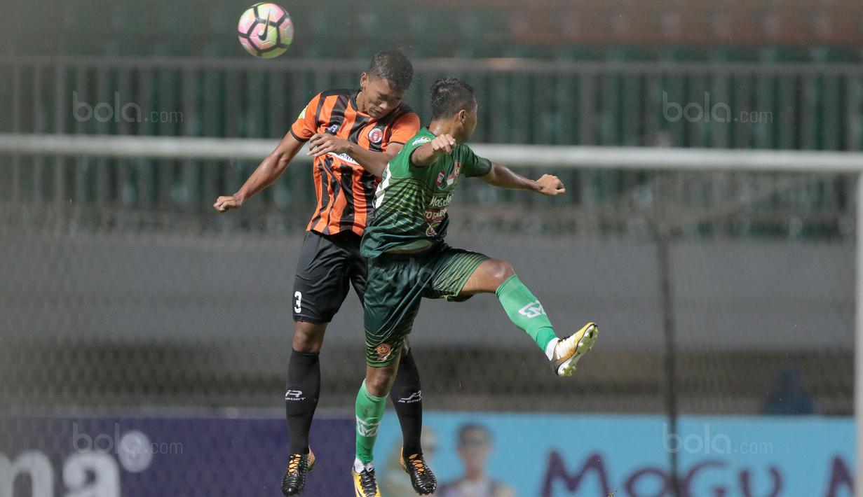 Duel pemain PS TNI, Gustur Cahyo Putro (kanan) dan pemain Perseru Serui, Moch. Zaenuri pada lanjutan Liga 1 2017 di Stadion Pakansari, Bogor (07/10/2017). PS TNI menang 2-1. (Bola.com/Nicklas Hanoatubun)