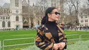 Selama berlibur ke negara-negara musim dingin tersebut, Prilly kerap tampil dengan jaket atau luaran untuk tetap hangat.   [@prillylatuconsina96]