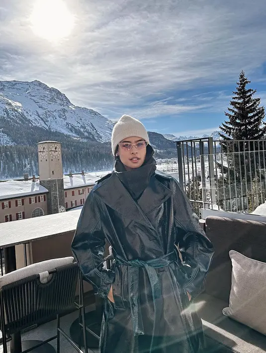 Dipadukan dengan kacamata eye cat yang bikin Maudy terlihat makin kece [@maudyayunda]