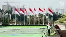 Pekerja membersihkan kolam di kompleks Parlemen, Senayan, Jakarta, Senin (31/7). Perawatan rutin tersebut guna menjaga kebersihan gedung-gedung di kompleks parlemen. (Liputan6.com/Johan Tallo)