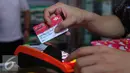 Warga melakukan transaksi dengan KKS, Jakarta, Jakarta, Kamis (18/8). Bersinergi dengan Bank Mandiri, KKS kini telah bisa menggunakan fasitas Mandiri E-Cash. (Liputan6.com/Angga Yuniar)