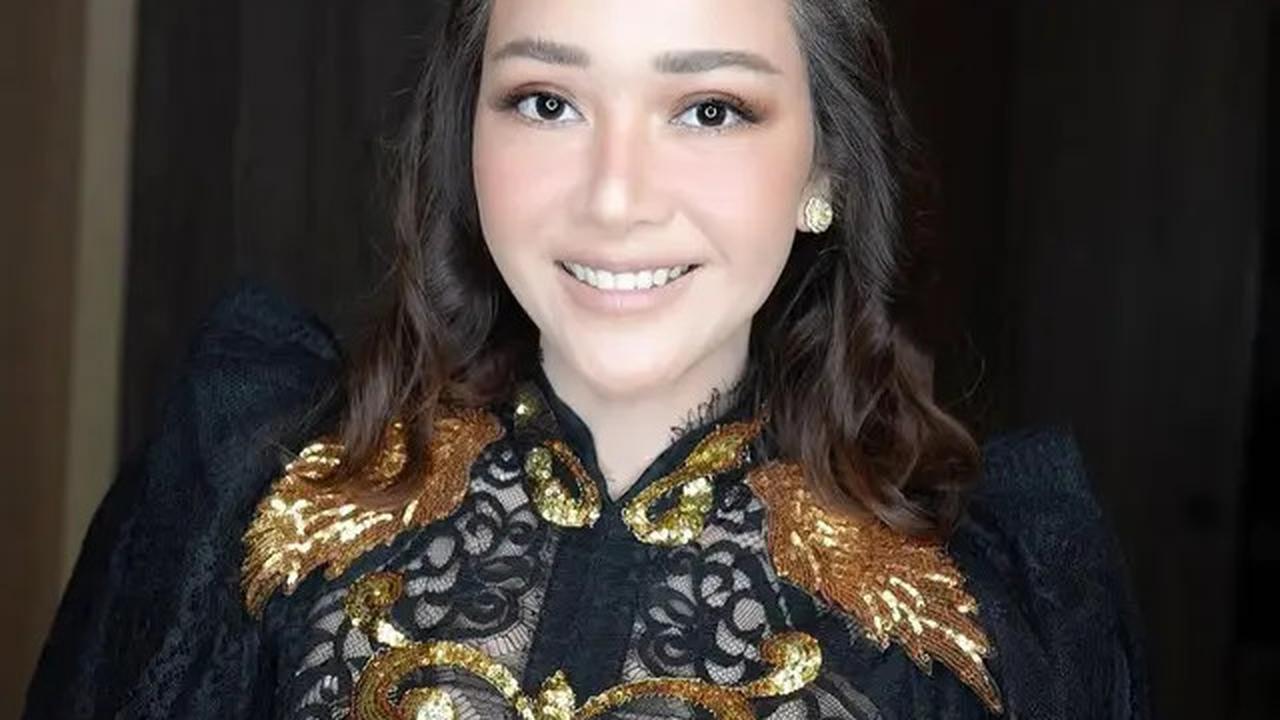 8 Gaya Dress Brokat Hitam Maia Estianty, Modelnya Elegan dan Anggun