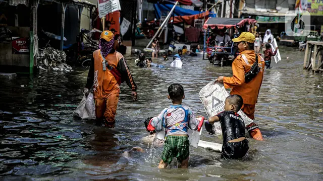 FOTO: Pembersihan Sampah Banjir Rob