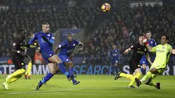Penyerang Leicester, Islam Slimani, berusaha membobol gawang Manchester City. Meski kalah, City lebih menguasai jalannya pertandingan dengan penguasaan bola mencapai 73 persen. (Reuters/Darren Staples) 