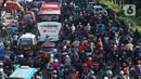 Suasana Jalan Lenteng Agung Raya, Tanjung Barat, Jakarta Selatan, yang macet pada Selasa (20/10/2020). Mulai meningkatnya aktivitas warga selama PSBB transisi menyebabkan kemacetan kembali terjadi di sejumlah titik Ibu Kota. (Liputan6.com/Immanuel Antonius)
