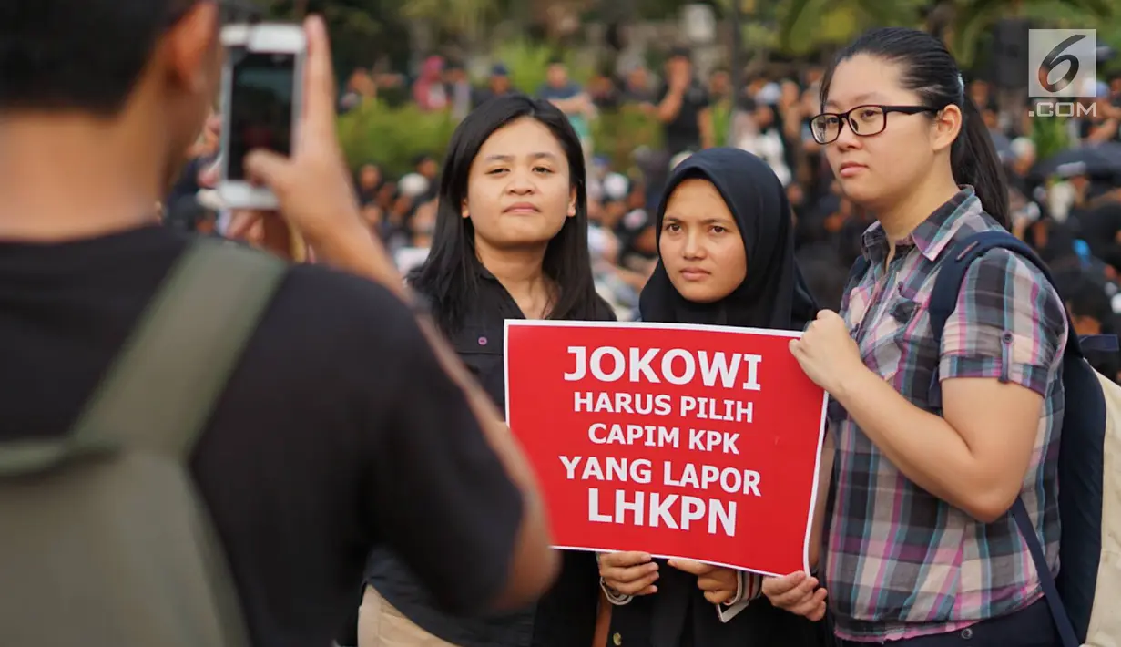 Massa gabungan berfoto bersama saat menggelar aksi damai terkait pemilihan calon pimpinan KPK di Jakarta, Kamis (5/9/2019). Massa Massa menuntut Presiden Joko Widodo memilih pimpinan KPK yang bersih dan jujur karena banyaknya polemik seputar Capim KPK. (Liputan6.com/Immanuel Antonius)