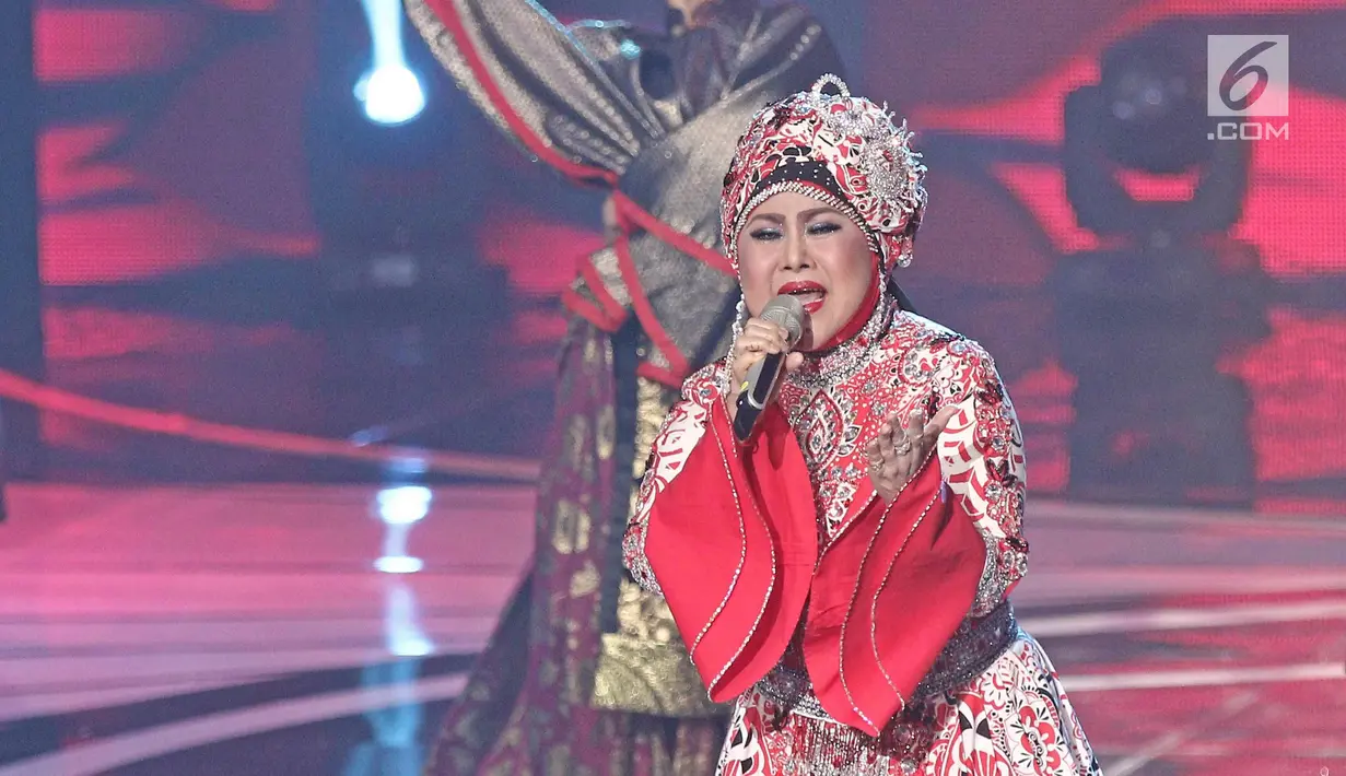 Aksi panggung penyanyi dangdut Elvy Sukaesih di acara ajang penghargaan Indonesian Dangdut Awards 2017 di Studio 6 EMTEK CITY, Jakarta, Jumat (13/10). (Liputan6.com/Herman Zakharia)