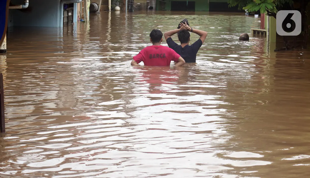 Kondisi Kawasan Rawajati yang tergenang banjir, Jakarta, Rabu Rabu (1/1/2020). Hujan yang mengguyur Jakarta sejak Selasa sore (31/12/2019) mengakibatkan banjir di sejumlah titik di Jakarta. (Liputan6.com/Helmi Fithriansyah)