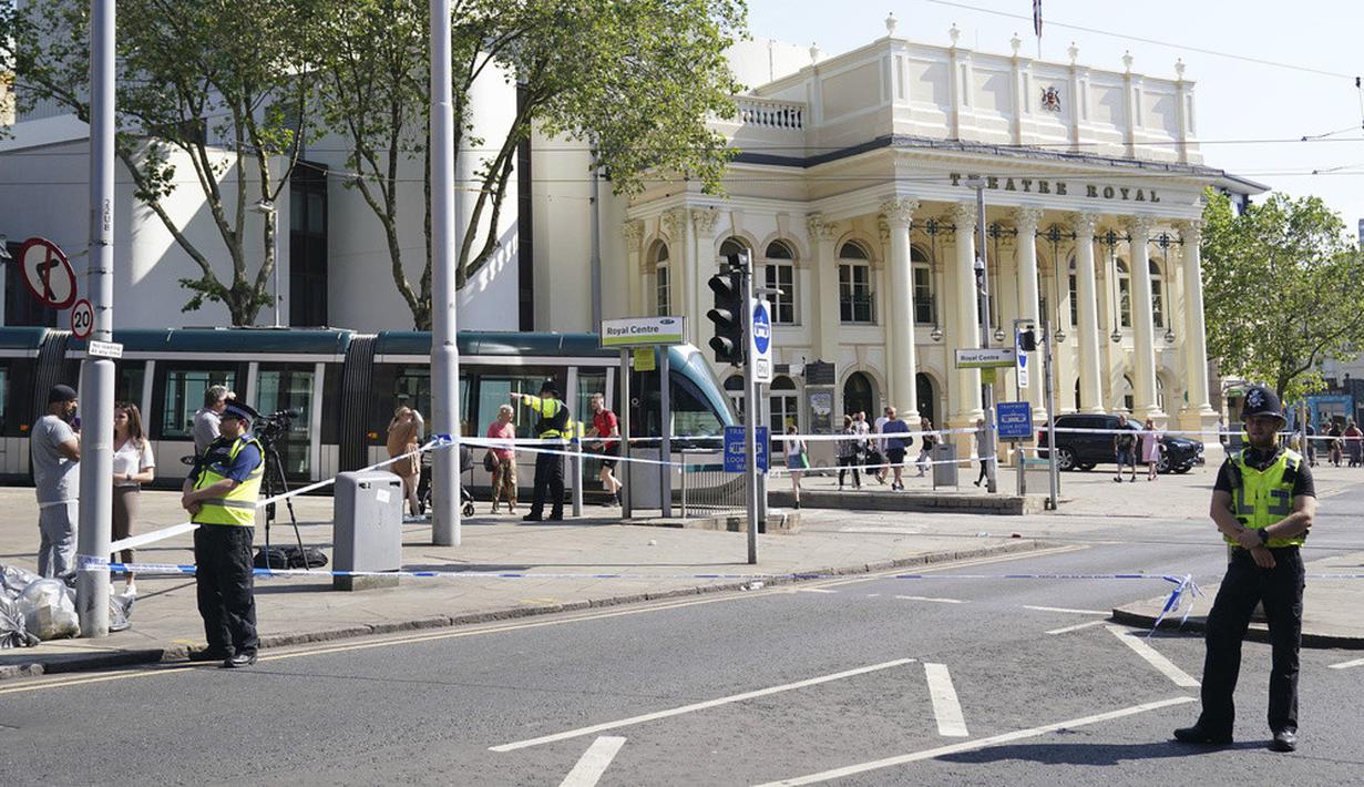 <p>Kepolisian Inggris menyatakan tiga orang ditemukan tewas dalam insiden yang terjadi di Kota Nottingham. Seorang pria telah ditangkap terkait dugaan pembunuhan, setelah sebuah van berupaya menabrak tiga orang lainnya. (Jacob King/PA via AP)</p>