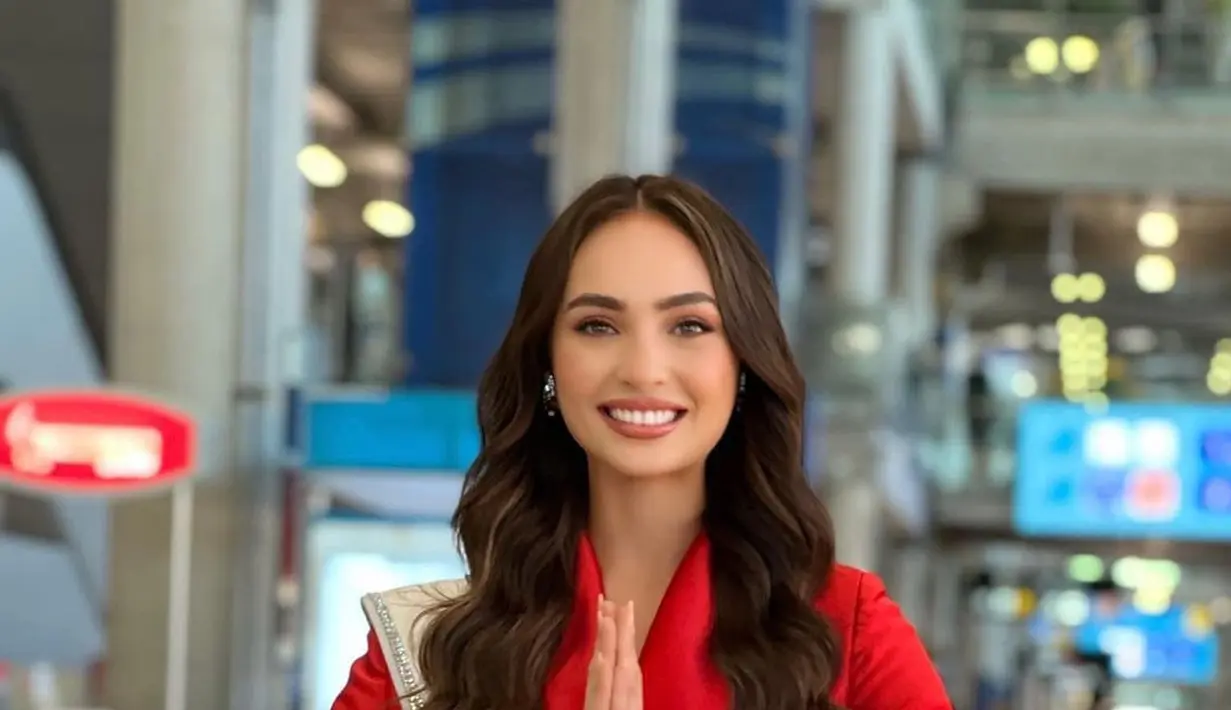 Tampilan Miss Universe 2022 asal Amerika Serikat saat tiba di Thailand. Setelah sebelumnya melakukan syuting untuk iklan di Indonesia. [@annejkn.official]