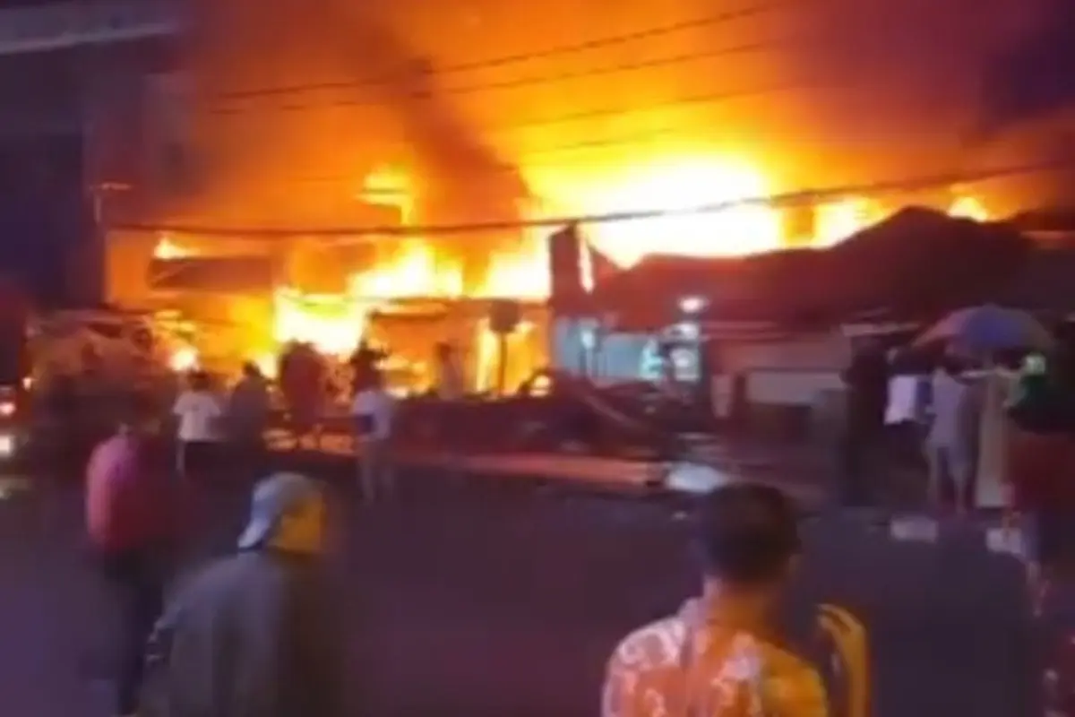 Kebakaran yang terjadi di Kelurahan Wenang Selatan, Kecamatan Weang, Kota Manado Sulut, pada Jumat (10/5/2024) malam.