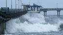 Ombak besar menerjang sebuah jembatan di Ocean Beach, California, (7/1). Jembatan ditutup karena gelombang ombak semakin tinggi yang dapat membahayakan pengguna jalan. (REUTERS/Mike Blake)