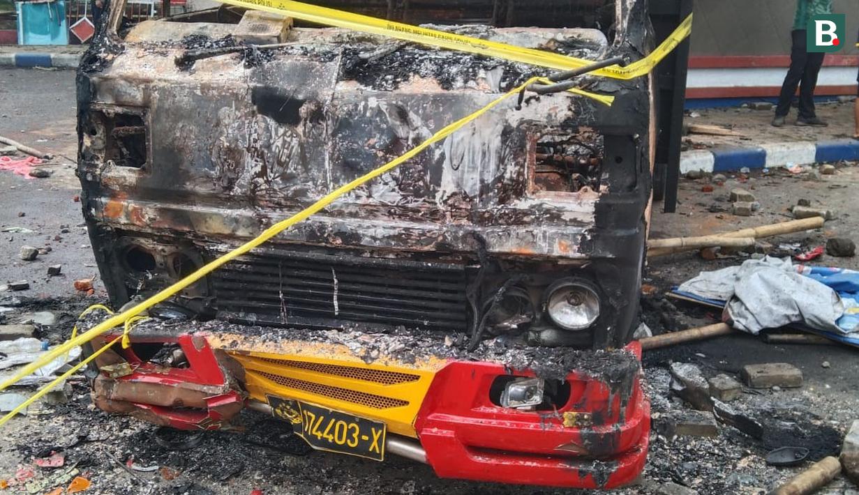 Kendaraan-kendaraan itu mayoritas adalah unit-unit dari kepolisian Republik Indonesia. (Bola.com/Iwan Setiawan)