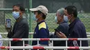 Warga mengenakan masker menunggu untuk memindai kode kesehatan mereka saat mereka mengantre untuk menerima vaksin Sinopharm COVID-19 di Central Business District di Beijing, Rabu (2/6/2021). (AP Photo/Andy Wong)