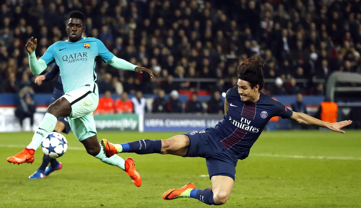 Aksi Edinson Cavani (kanan) saat melawan Barcelona pada laga 16 besar Liga Champions di Parc des Princes stadium, Paris, (14/2/2017). Cavani mencetak satu gol untuk kemenangan PSG. (EPA/Etienne Laurent)