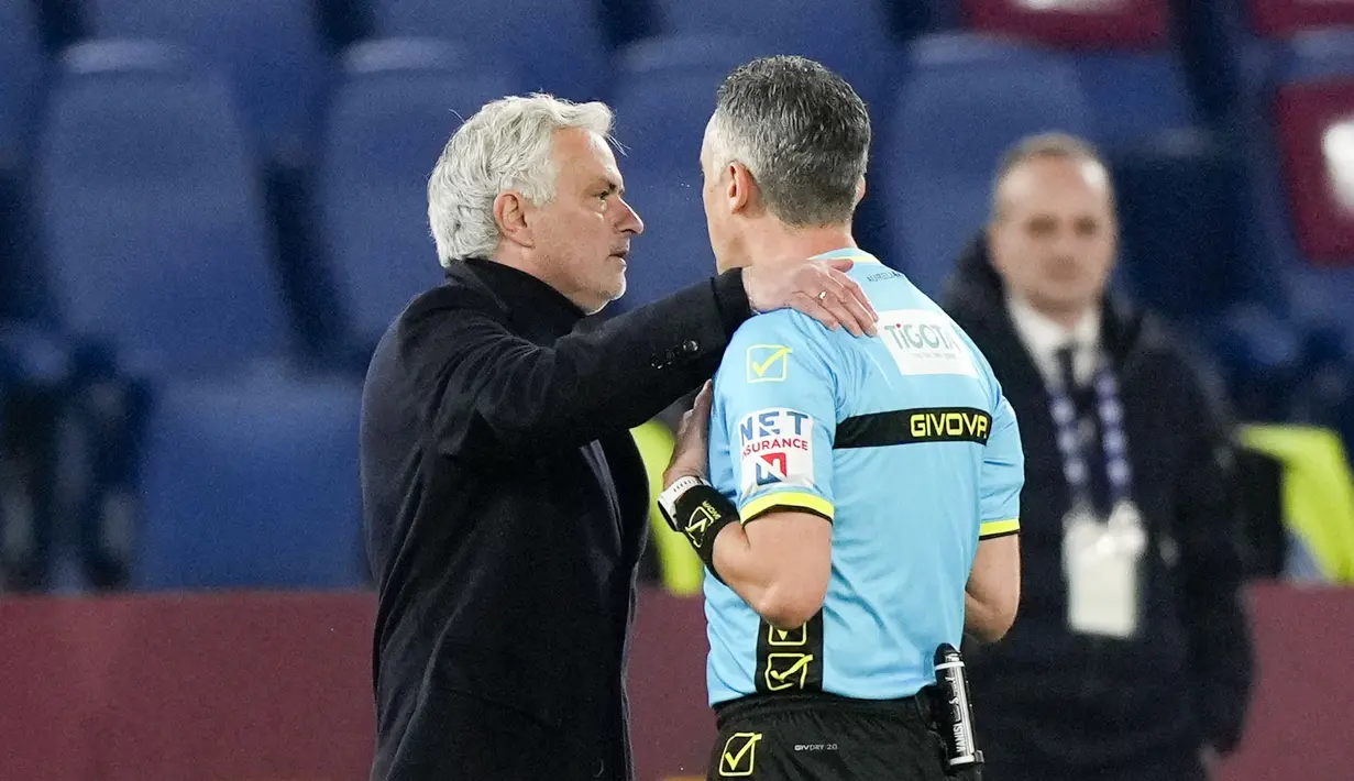 Pelatih AS Roma, Jose Mourinho (kiri) memberikan protes terhadap keputusan wasit Gianluca Aureliano saat laga lanjutan Liga Italia 2023/2024 melawan Atalanta di Olympic Stadium, Roma, Italia, Senin (08/01/2024) dini hari WIB. (AP Photo/Andrew Medichini)
