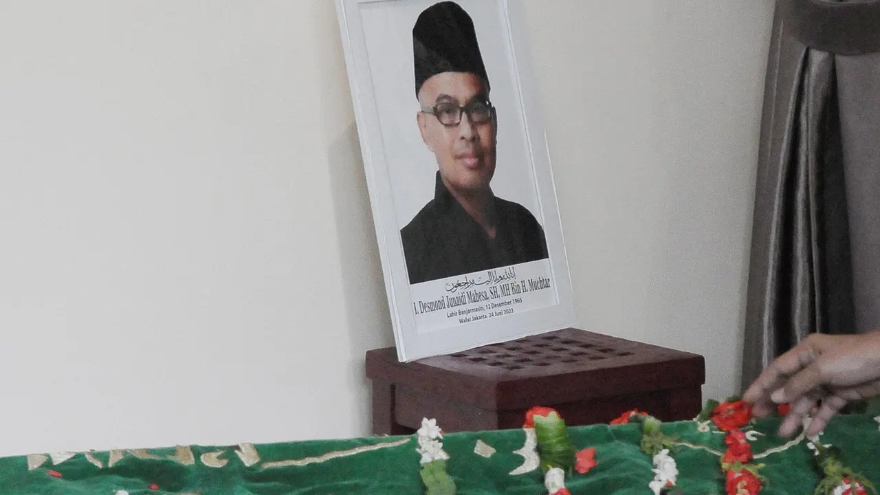 Almarhum Desmond Junaidi Mahesa