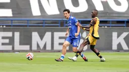 Pemain Persib Bandung, Thom Haye (kiri) berusaha melepaskan umpan dibayangi pemain Persija Jakarta, Allano De Souza Lima dalam laga lanjutan BRI Super League 2025/2026 di Stadion Gelora Bandung Lautan Api, Bandung, Minggu (11/01/2026). (Bola.com/Abdul Aziz)