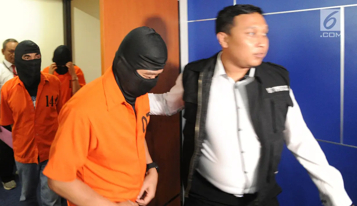 Petugas membawa para tersangka untuk dihadirkan saat rilis kasus pembobolan dana nasabah di Jakarta, Senin (24/9). Bareskrim Polri berhasil membekuk 5 tersangka kasus penipuan dana nasabah berbagai bank swasta dan plat merah. (Merdeka.com/Arie Basuki)
