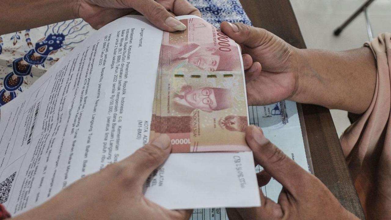 BLT Nino akan diberikan dengan nominal Rp200.000 per bulan selama dua bulan yakni November-Desember 2023. Untuk penyalurannya akan dilakukan melalui Kementerian Sosial (Kemensos).