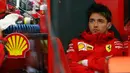 Pembalap Ferrari Charles Leclerc duduk di pit selama free practice 1 (FP1) F1 GP Italia di Sirkuit Monza, Jumat (6/9/2019). Charles Leclerc menjadi yang tercepat di FP1 F1 GP Italia dengan mencatatkan waktu 1 menit 27,905 detik. (AP Photo/Antonio Calanni)
