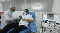 Wali Kota Semarang Hendrar Prihadi ketika diambil darahnya sebagai donor plasma kovalesen. (foto: Liputan6.com/Septi Nur Eka Mafiroh/edhie prayitno ige)