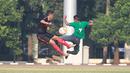 Aksi pemain Timnas Indonesia U-16, Hamzah (kanan)  dan Timnas Pelajar U-15 pada laga uji coba di Stadion Atang Sutesna, Cijantung, Rabu (17/5/2017). Timnas U-16 menang 5-1. (Bola.com/Nicklas Hanoatubun)