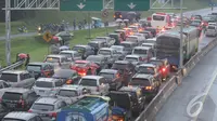 Liburan Natal membuat kawasan Puncak, Bogor, mengalami kemacetan, Jawa Barat, Kamis (25/12/14). (Liputan6.com/Herman Zakharia)