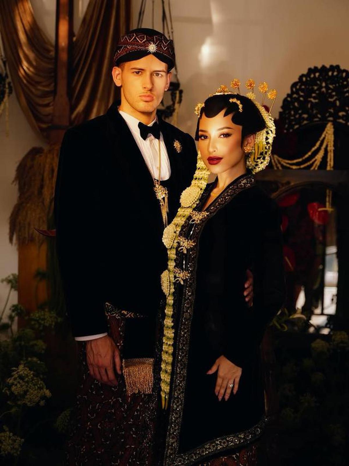 5 Pemotretan Jennifer Coppen dan Justin Hubner Pakai Baju Adat Jawa, Klasik dan Elegan