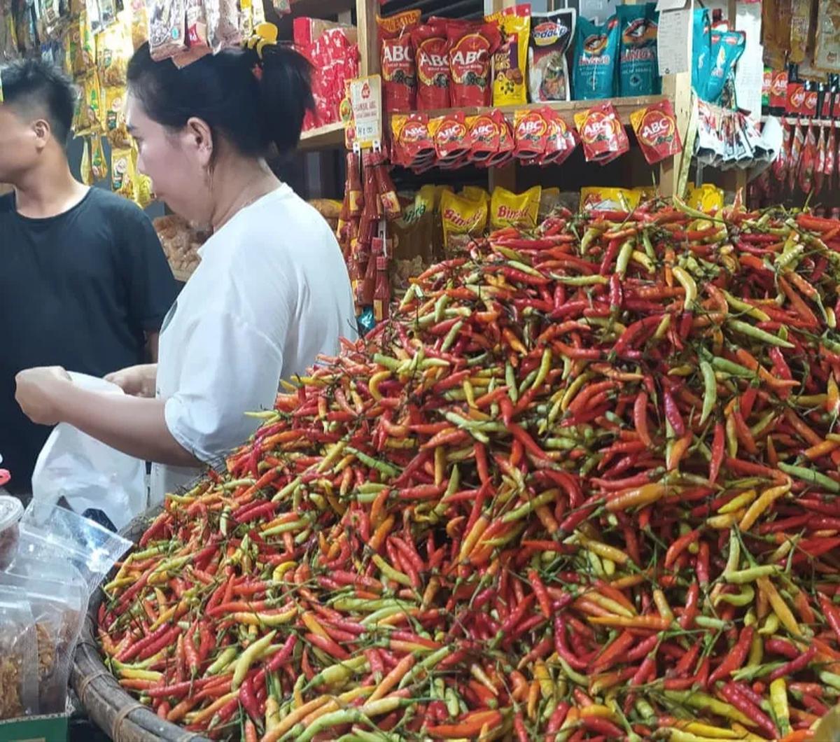 "Secara spasial hampir semua kabupaten dan di Sumatera, Jawa mengalami kenaikan harga cabai merah dan rawit. Di luar Sumatera dan Jawa ada beberapa IPH yang dipengaruhi oleh kenaikan harga beras," jelasnya.