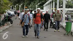Peserta aksi damai 212 berjalan di sekitar Masjid Istiqlal, Jakarta, Kamis (1/12). Rencananya, ratusan ribu umat Islam akan melakukan aksi super damai 212 di halaman Monumen Nasional Jakarta. (Liputan6.com/Helmi Fithriansyah)