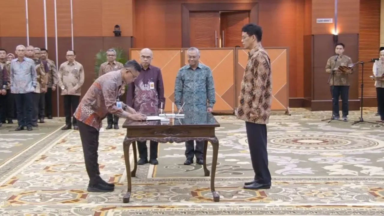 Menteri Keuangan Purbaya Yudhi Sadewa melantik lima pejabat baru di lingkungan Kementerian Keuangan (Kemenkeu). (Liputan6.com/Tian)