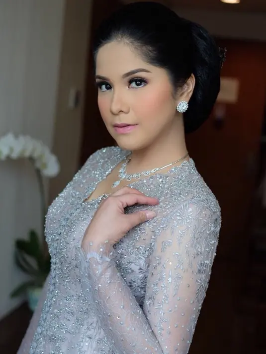 Tampil berkebaya dengan riasan sederhana membuat Annisa menjadi perhatian banyak orang. Warna-warna kebaya yang dikenakan Annisa pun selalu serasi dengannya. Mulai dari kebaya modern hingga tradisional penampilan Annisa tak pernah mengecewakan. (Liputan6.com/IG/annisayudhoyono)