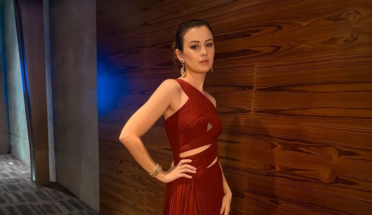 Kimberly Ryder cantik dengan gaun warna merah rancangan desainer ternama Jerry Tan. Artis dengan nama lengkap Kimberly Alvionnella Ryder ini mengenakan blazer warna hitam di beberapa momen ASEAN Film Festival. Mendukung penampilannya makin memesona, pemeran Weni Bagaskara di film Bangsal Isolasi memakai aksesori anting hingga gelang Epa Jewel. (Liputan6.com/IG/kimbrlyryder)