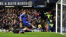 Aksi Fernando Torres mencetak gol pada menit ke-90 mengunci kemenangan 2-1 Chelsea atas Mancester (AFP/Glyn Kirk)