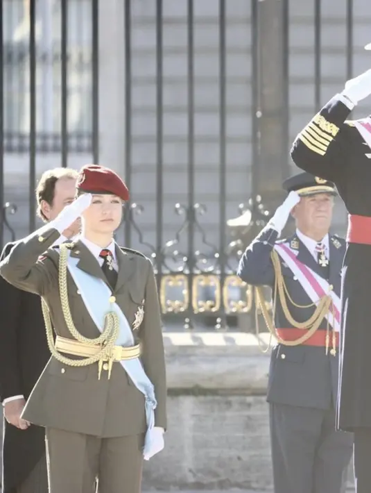 Putri leonor hadir mendampingi sang ayah. Penampilannya begitu menarik atensi publik berkat penampilan wajahnya yang begitu cantik. [Foto: Instagram/ Putri_leonor]