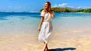 Wanita kelahiran Malang ini tampil sangat memukau saat liburan di Bali. Berpose dengan pakaian serba putih, rambutnya yang berwarna kekuningan tampak bercahaya. Cahaya matahari dan air laut berwarna biru sebagai latar belakang melengkapi penampilannya. (Liputan6.com/IG/@reisabrotoasmoro)