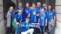 Suporter Islandia di sela kegiatan Piala Eropa 2016 di Paris, Prancis. (Bola.com/Ary Wibowo)