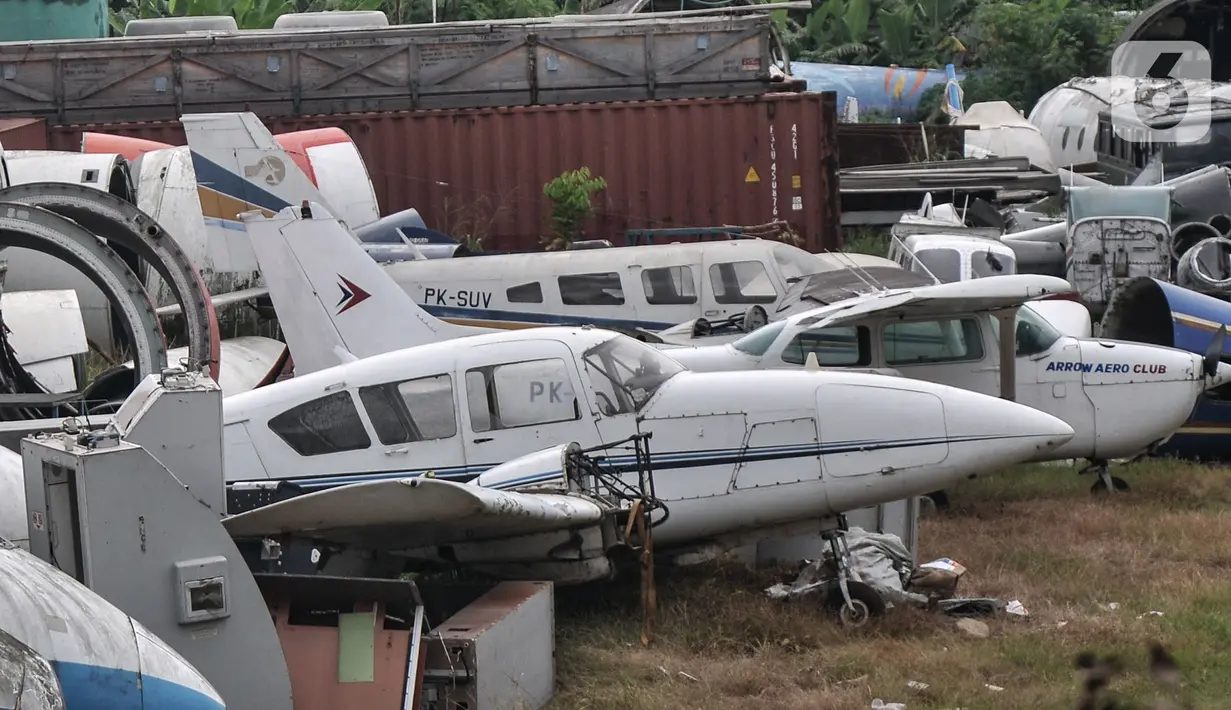 Bangkai pesawat saat berada di sebuah gudang di Desa Pondok Udik, Kabupaten Bogor, Minggu (9/1/2022). Sebelumnya 'kuburan' pesawat tersebut menjadi pemandangan unik bak sebuah bandara karena lokasi yang tepat berada di pinggir Jalan Raya Parung-Bogor. (merdeka.com/Iqbal S Nugroho)
